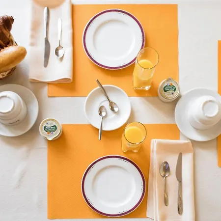 Logis Les Trois Rois ホテル Villers-Bocage