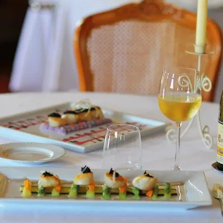 酒店 Logis Les Trois Rois 2*